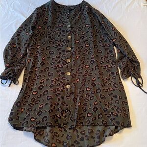New Directions Earthy Grunge Olive Green Leopard Print Button-Down Size Med NWOT